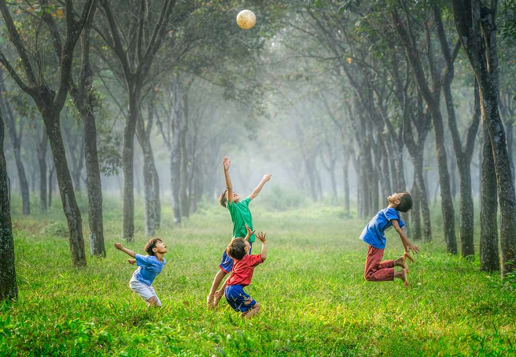 Foto de Crianças brincando no parque