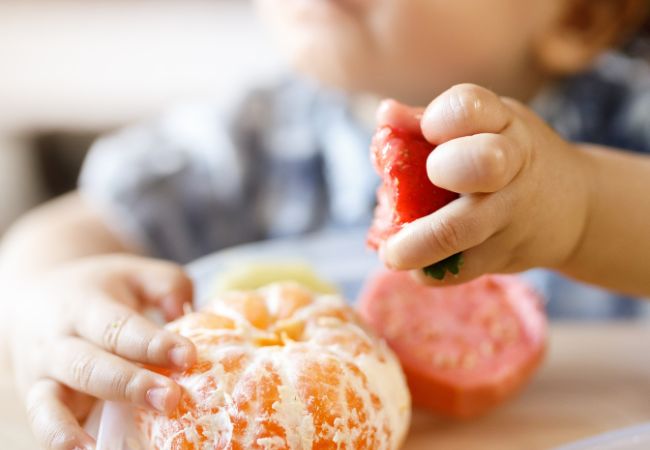 Aprenda a forma correta de oferecer frutas para o bebê