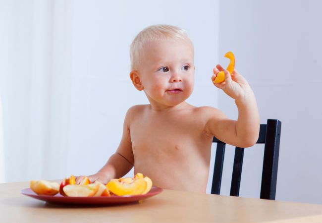 É importante respeitar os limites na hora de dar frutas para o bebê. Caso haja alguma rejeição não insista
