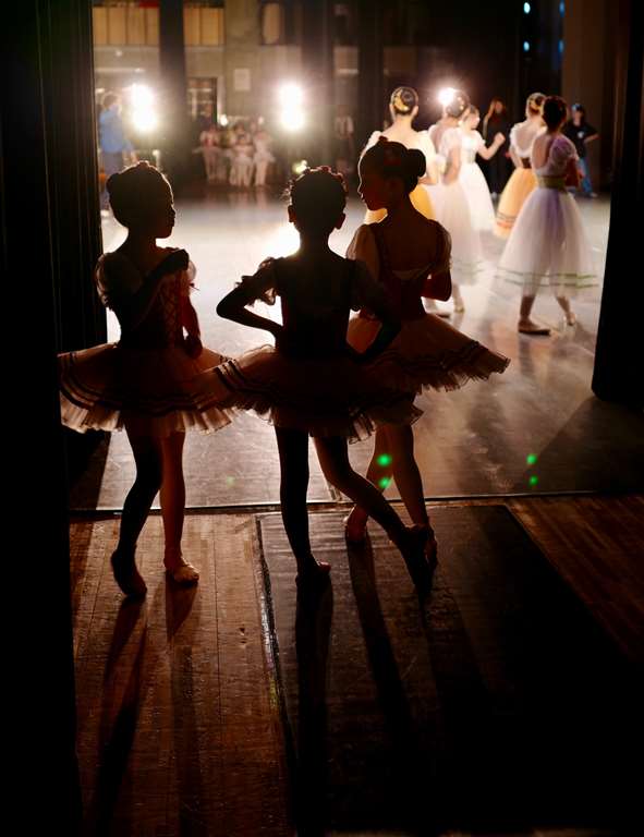 foto de crianças dançando ballet infantil