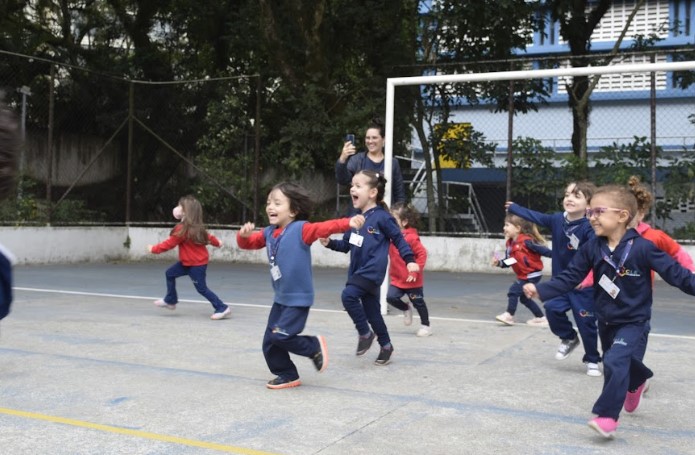 Crianças praticando atividades extracurriculares. Legenda: Futebol está entre as atividades extracurriculares favoritas da criançada.