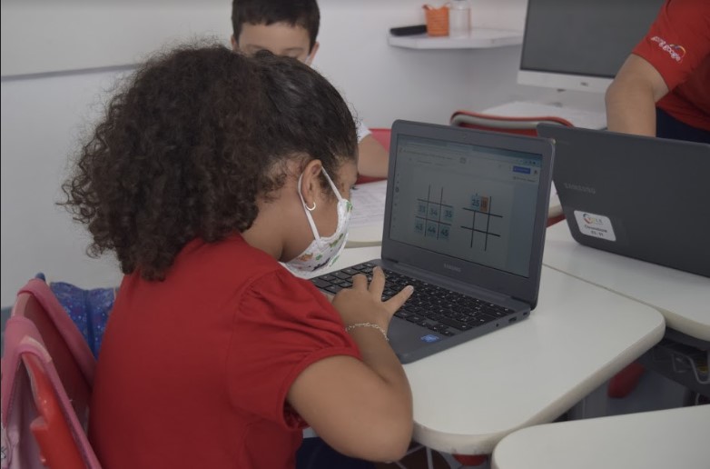 Inteligências lógico-matemáticas em criança fazendo cálculo no computador.