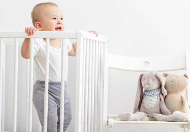 Com quantos anos os bebês ficam de pé no berço?