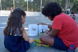 alunas lendo livro em inglês