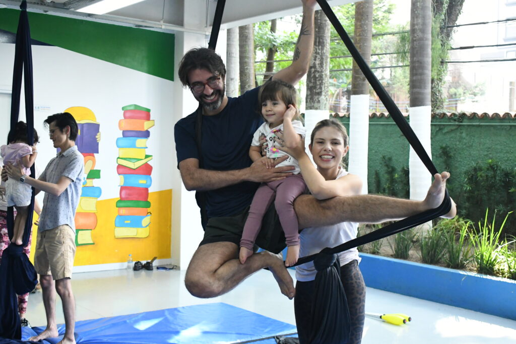 Aluna Olívia com seus pais Maurício e Gabriela na aula de Circo
