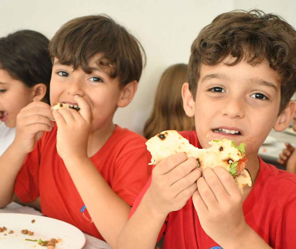 crianças no almoço temático mexicano