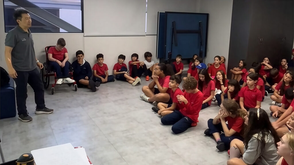 Alunos do Ensino Fundamental participando da Semana da Cidadania Digital com atividades sobre uso responsável da internet