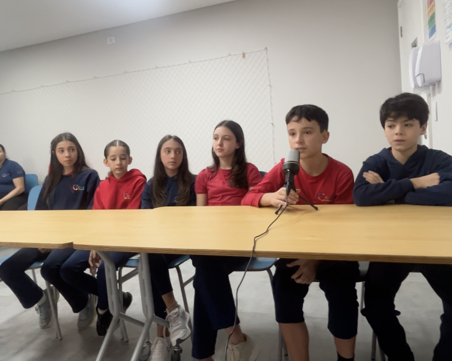 Alunos do M7 pesquisando conflito Israel e Palestina na GP Fair